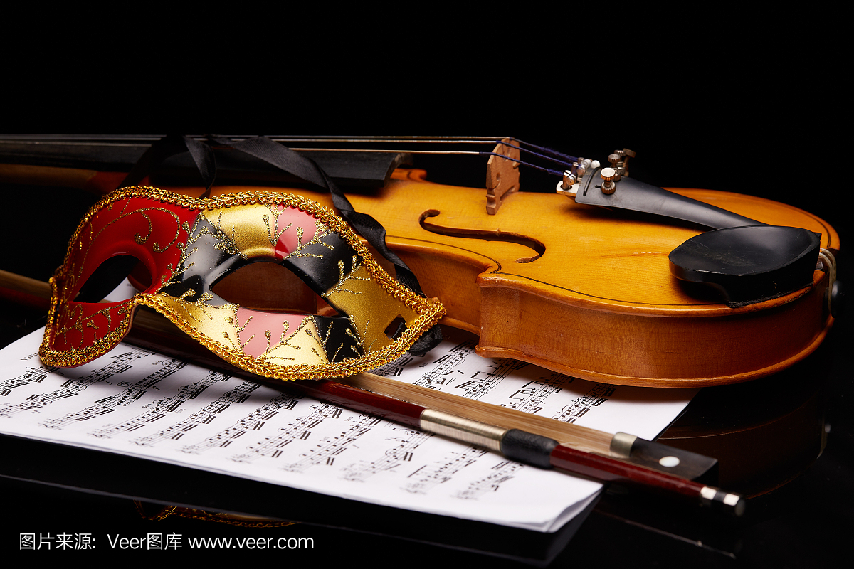 小提琴,戏剧面具和音符。